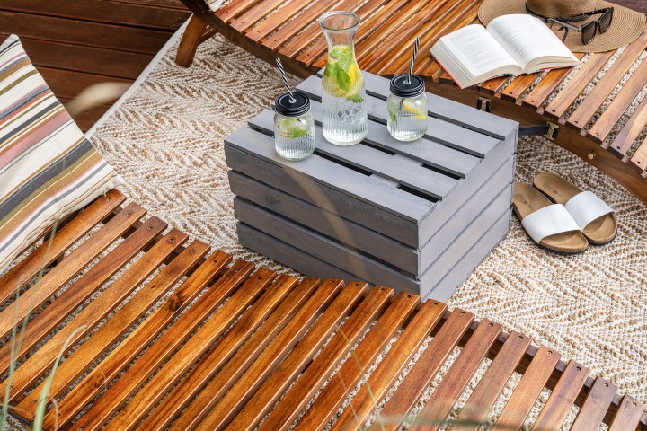 Drewniany stolik został odnowiony przy użyciu Drewnochron Impregnat Eco&Protection w kolorze Popielaty