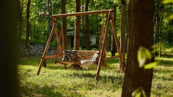Ławka ogrodowa pomalowana Drewnochron Impregnat Eco & Protection w kolorze orzech.