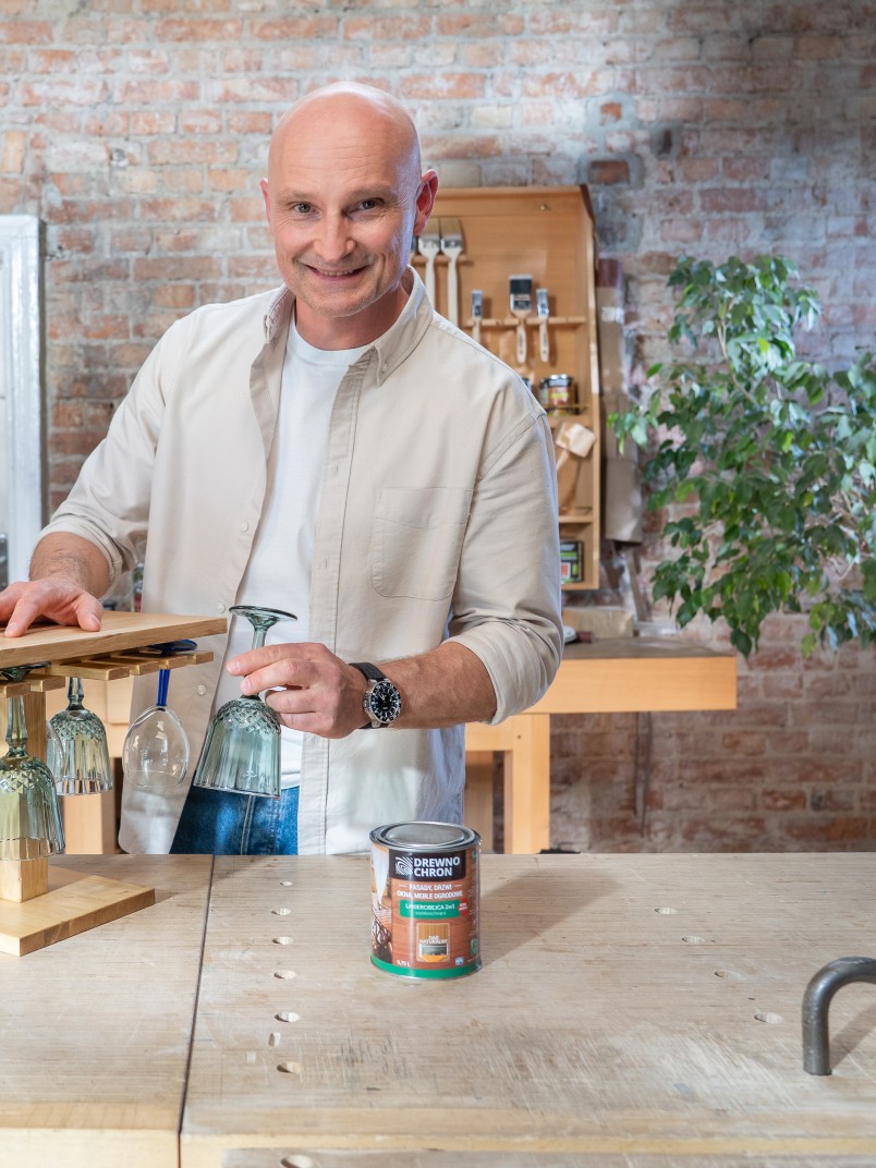 Dominik Strzelec inspiruje: sposób na gustowny stojak na kieliszki