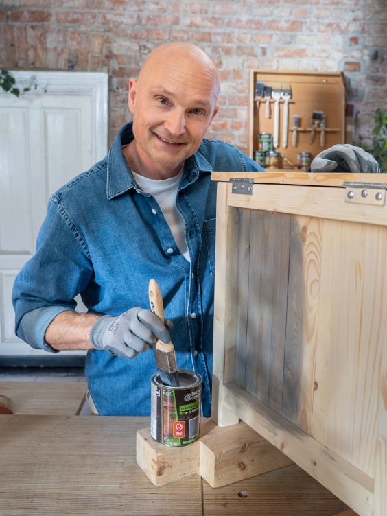  Dominik Strzelec – sposób na stylowy stołek ze schowkiem