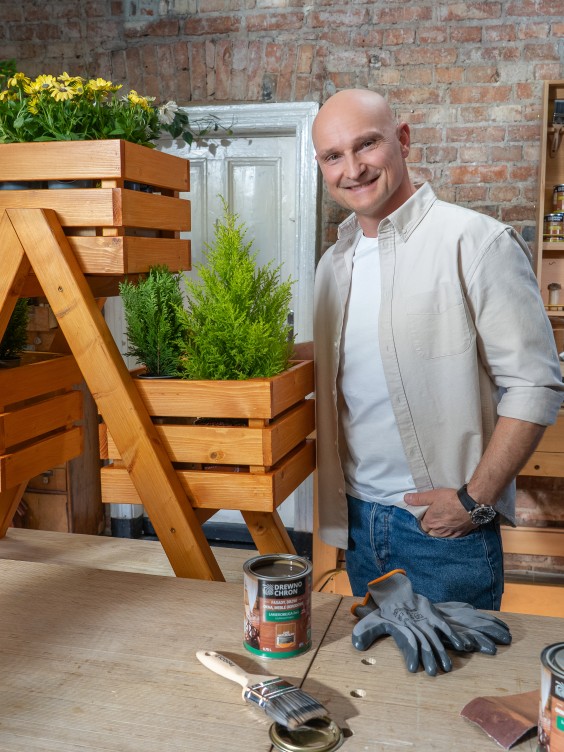 Dominik Strzelec maluje kwietnik Lakierobejca 2w1 od Drewnochronu