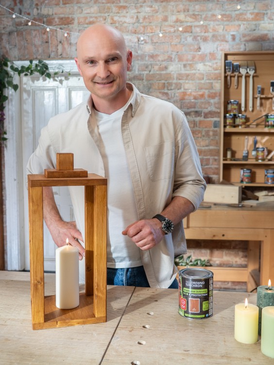 Dominik Strzelec i lampion pomalowany Impregnatem Eco&Protection marki Drewnochron