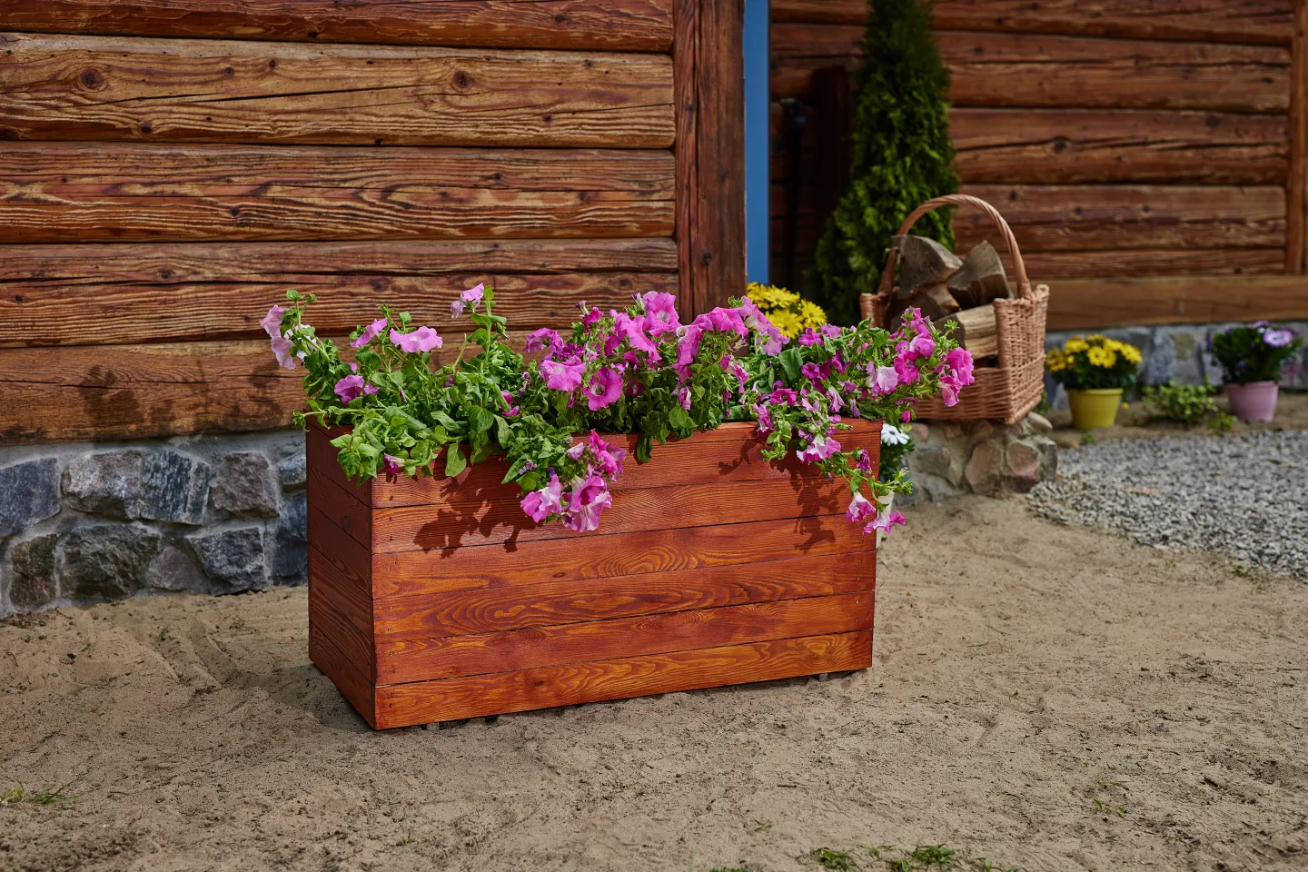 Odnowienie donicy ogrodowej z bezbarwnym Drewnochron Impregnat Grunt R i Drewnochron Lakierobejca 2W1 w odcieniu kasztan