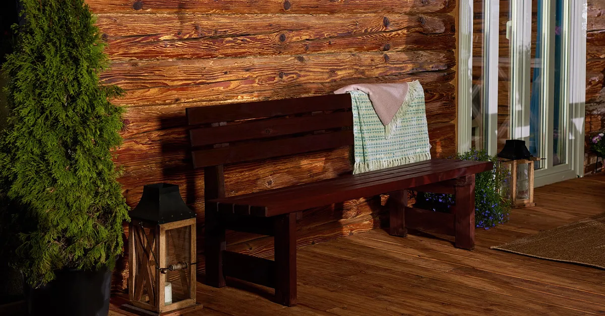 Ławka ogrodowa zyskała trwały kolor dzięki Drewnochron Impregnat Extra Powłokotwórczy