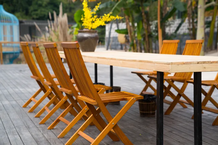 Meble ogrodowe zabezpieczone produktami Drewnochron