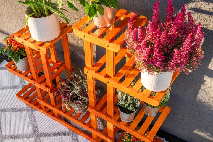 Drewniany kwietnik pomalowany Drewnochron Impregnat Eco&Protection w odcieniu tik