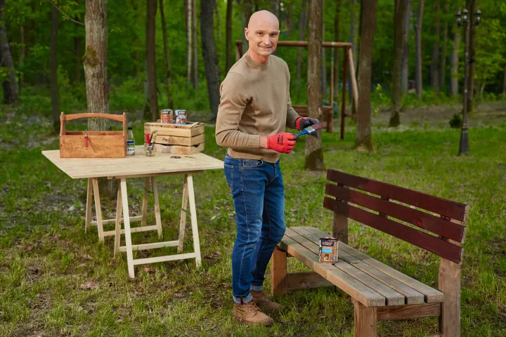 Dominik Strzelec przeprowadza renowacja ławki ogrodowej