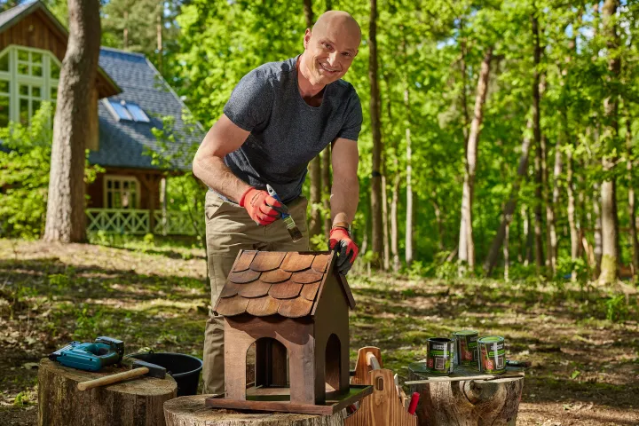 Dominik Strzelec odnawia karmnik dla ptaków