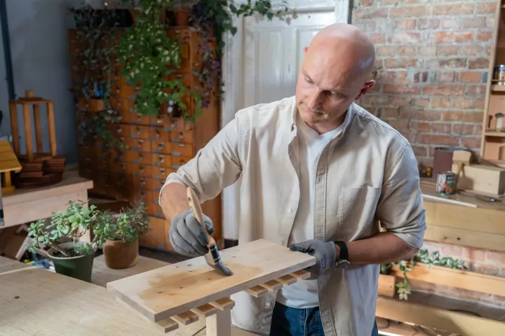 Dominik Strzelec zabezpiecza drewno Drenwochronem