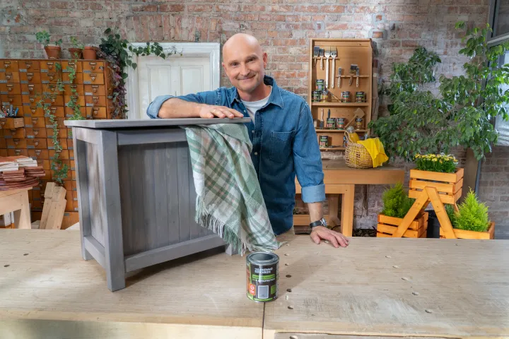 Dominik Strzelec maluje skrzynię Drewnochronem