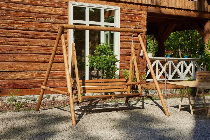 Pielęgnacja drewnianej huśtawki ogrodowej z Drewnochron Eco&Protection w kolorze orzech