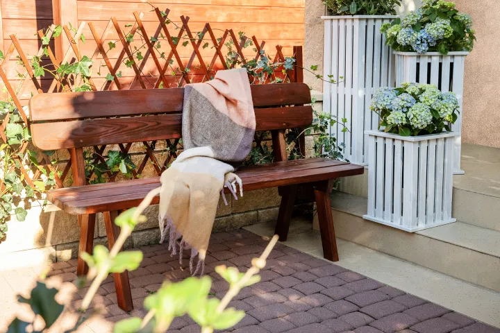 Drewniana ławka pomalowana Drewnochron Olej do Drewna w kolorze merbau