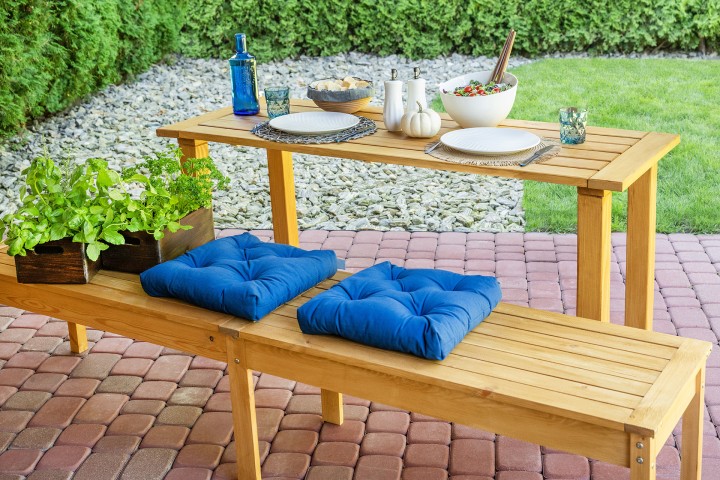 Drewniany stół i ława odnowione przy pomocy Drewnochron Impregnat Eco&Protection w odcieniu dąb jasny