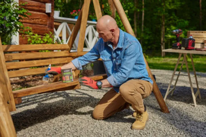 Pielęgnacja drewnianej huśtawki ogrodowej z Drewnochron Impregnat Eco&Protection w kolorze orzech