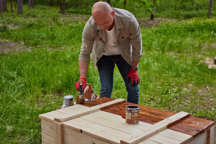 Konserwacja skrzyni ogrodowej z Drewnochron Olej do Drewna w odcieniu tik