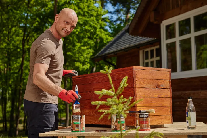 Odnowienie donicy ogrodowej z bezbarwnym Drewnochron Impregnat Grunt R i Drewnochron Lakierobejca 2W1 w odcieniu kasztan