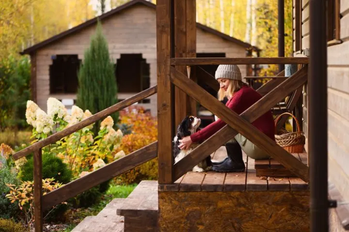 Elementy drewniane odnowione Drewnochron Olej do Drewna w kolorze tik.