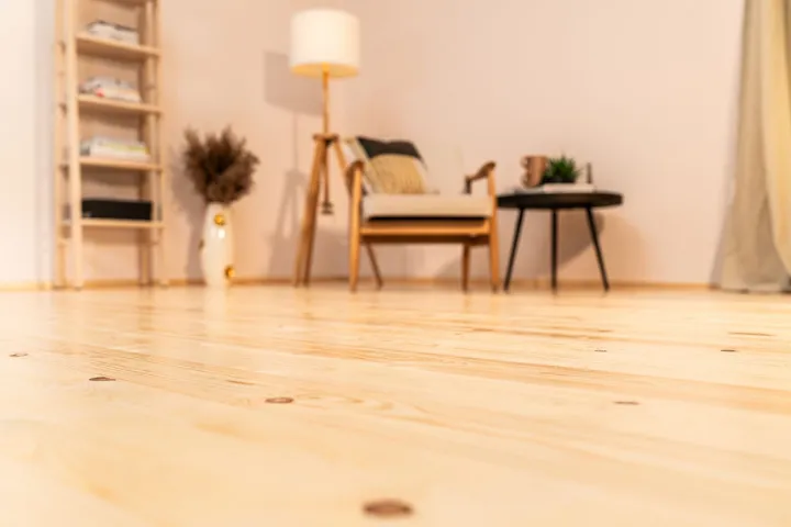 Drewniana podłoga polakierowana przy użyciu Drewnochron Lakier Parkiet Expres.
