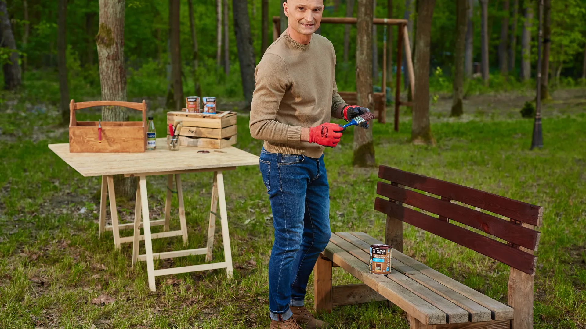 Ławka ogrodowa zyskała trwały kolor dzięki Drewnochron Impregnat Extra Powłokotwórczy