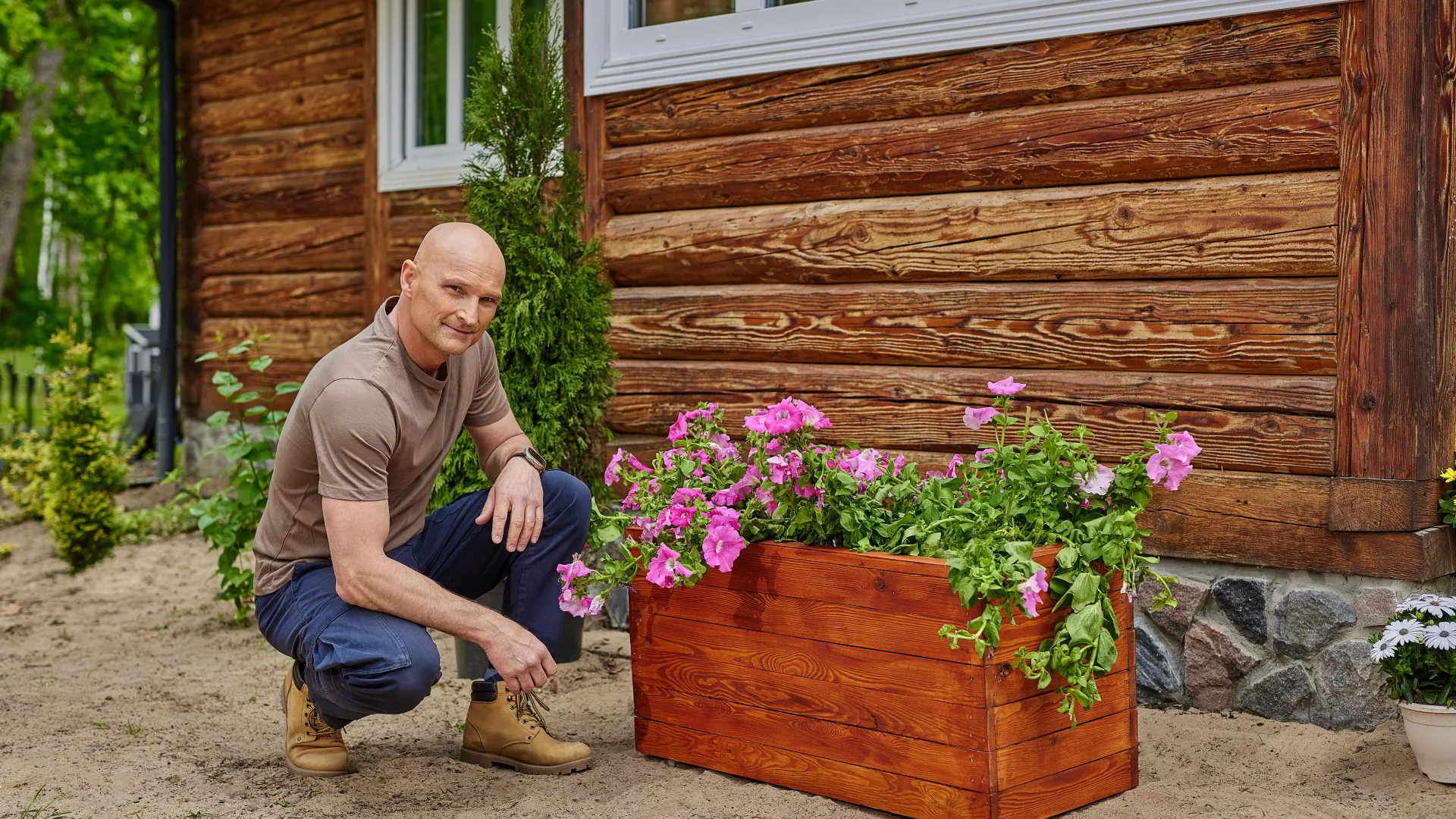 Donica ogrodowa zyskała eleganckie, satynowe wykończenie dzięki Drewnochron Lakierobejca 2w1 w kolorze kasztan