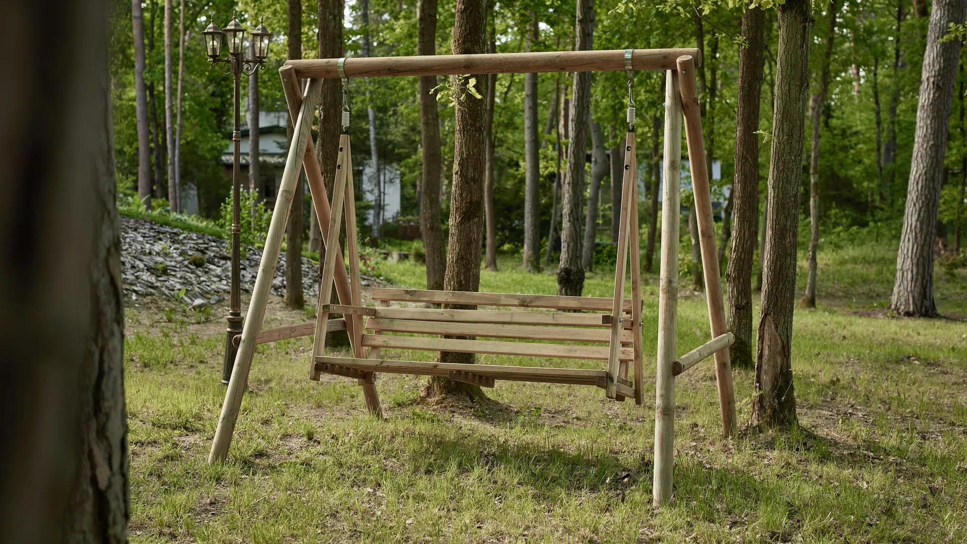 Oczyszczona huśtawka ogrodowa przed nałożeniem Drewnochron Eco&Protection