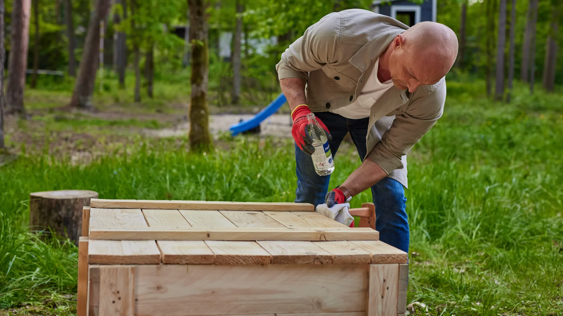 Oczyszczenie skrzyni ogrodowej przed zastosowaniem Drewnochron Olej do Drewna