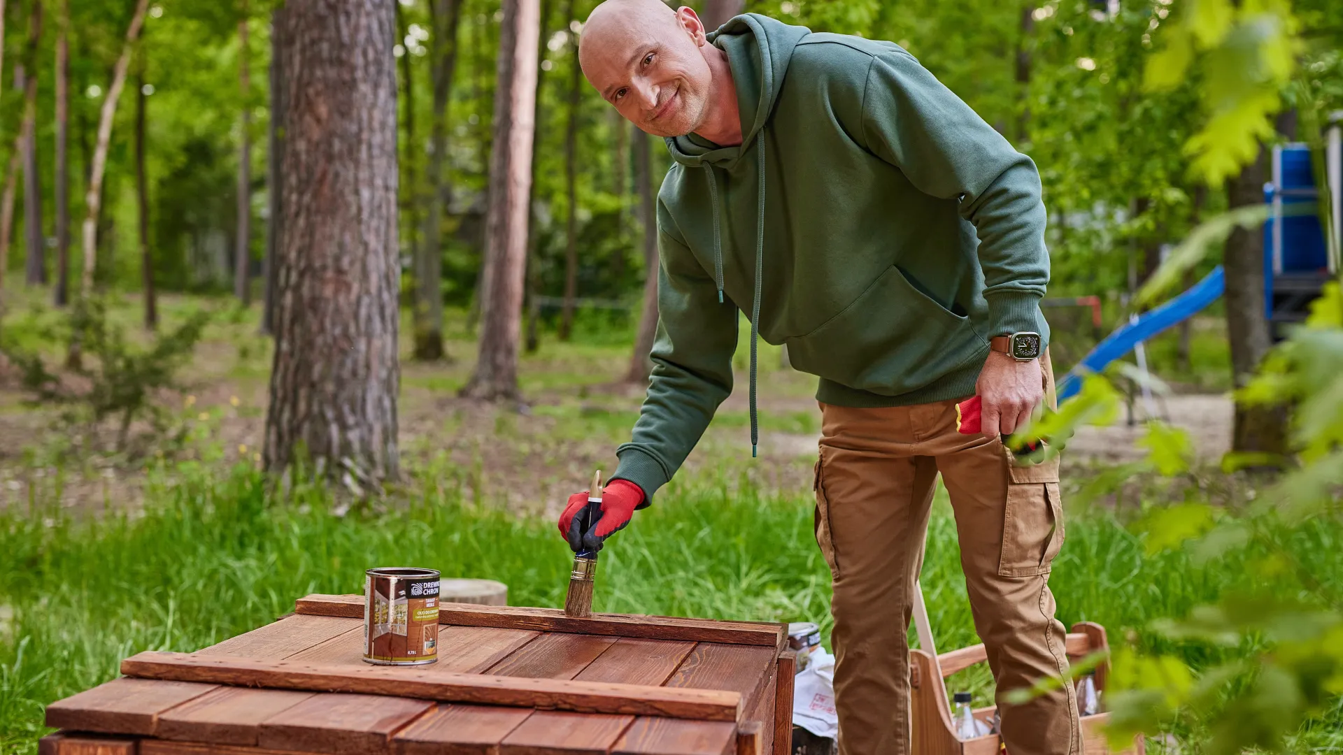 Odnowiona skrzynia ogrodowa z Drewnochron Olej do Drewna w odcieniu Tik