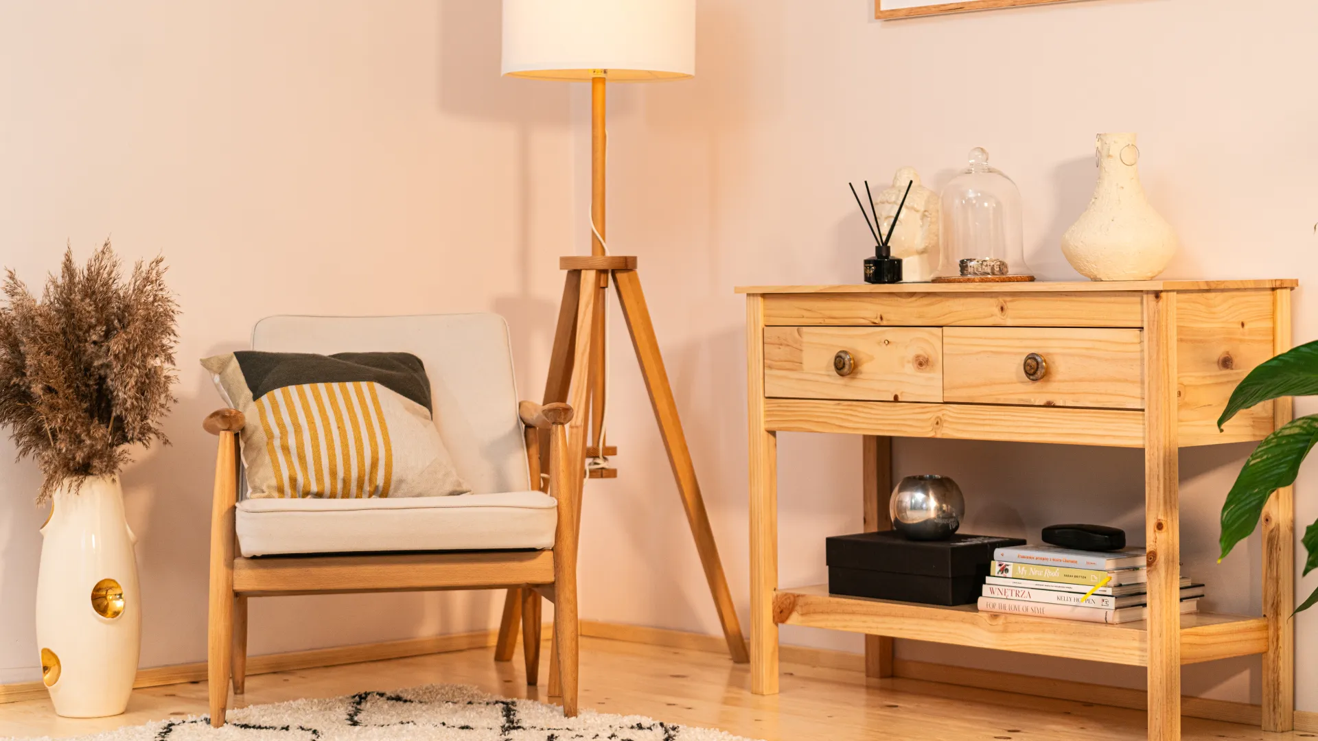 Drewniana komoda i podłoga pomalowane Drewnochron Lakier do Mebli i Drewnochron Lakier Parkiet Expres