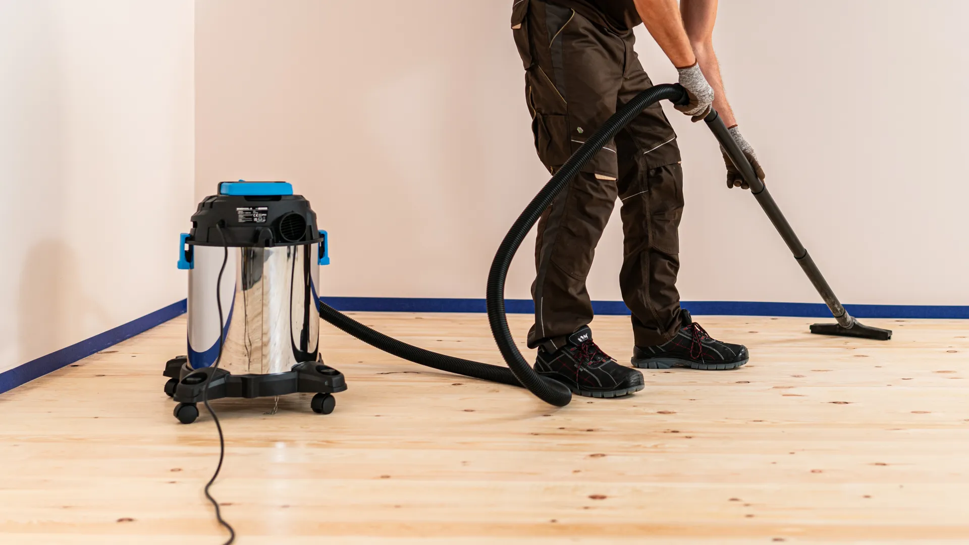 Czyszczenie podłogi przed lakierowaniem.