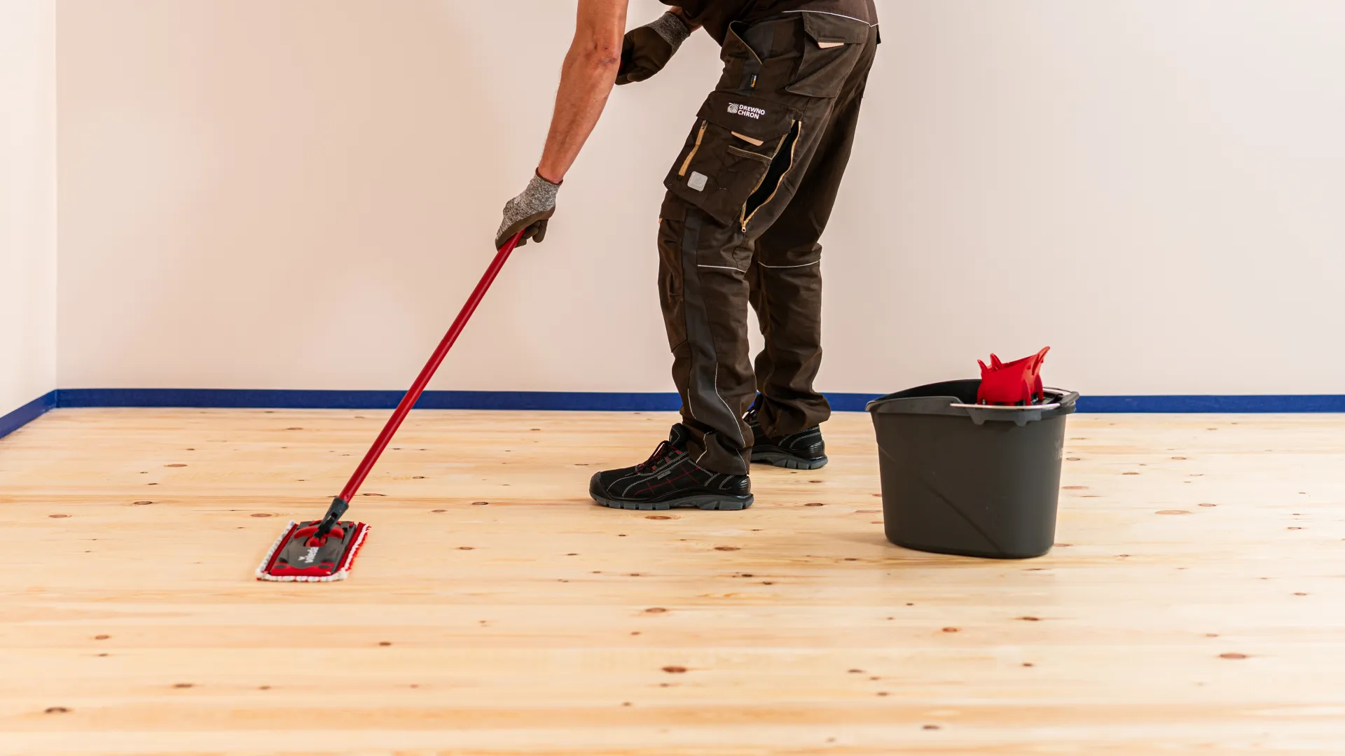 Mycie podłogi przed lakierowaniem.