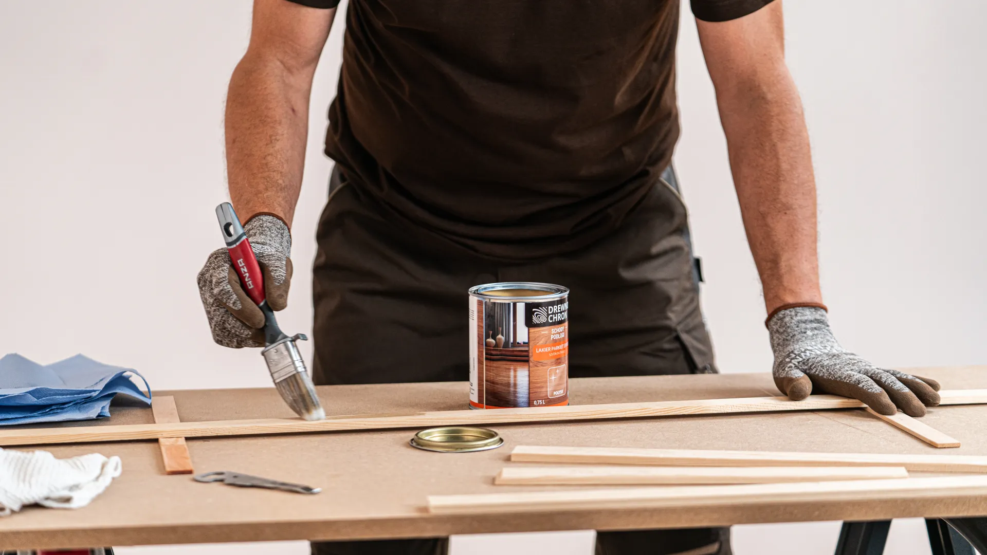 Lakierowanie zdemontowanych listew przypodłogowych