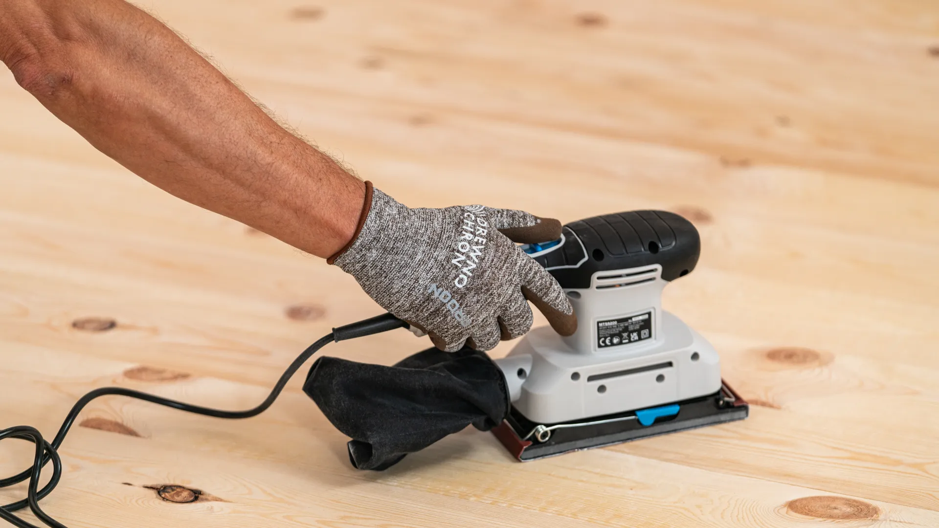 Szlifowanie międzywarstwowe papierem ściernym.