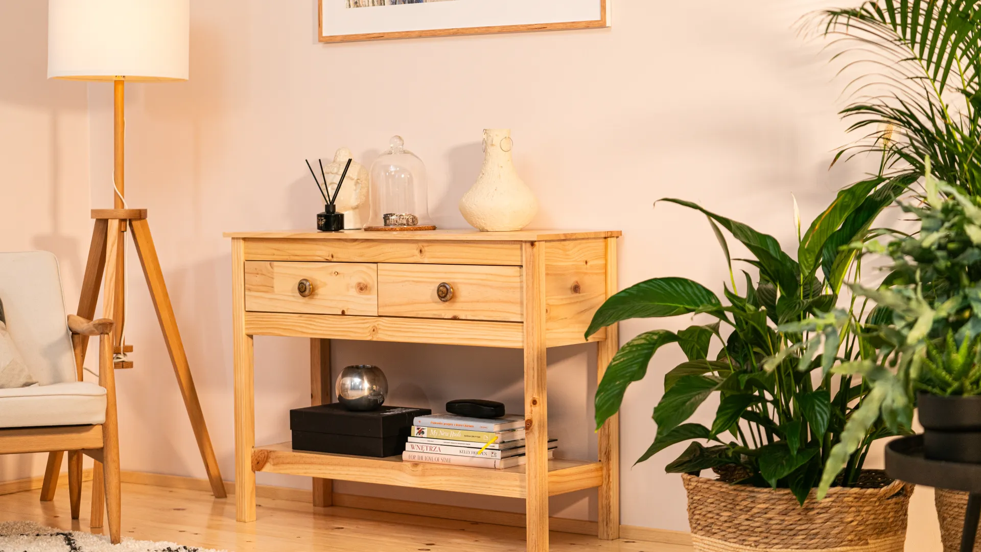 Drewniana komoda polakierowana przy użyciu Drewnochron Lakier do Mebli.