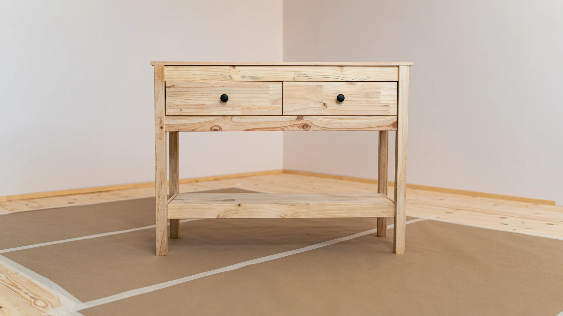 Zabezpieczenie podłogi i innych elementów narażonych na zabrudzenie podczas lakierowania.