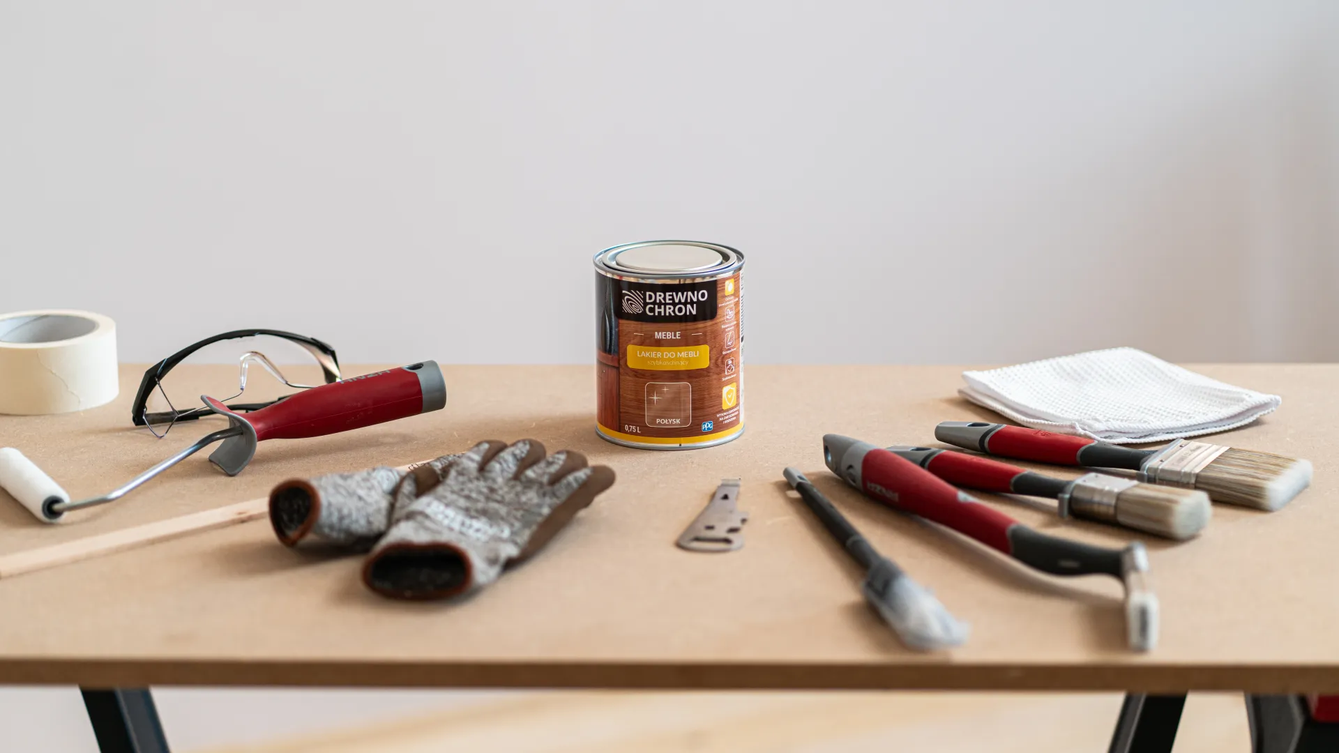 Produkty i narzędzia niezbędne do lakierowania mebla.