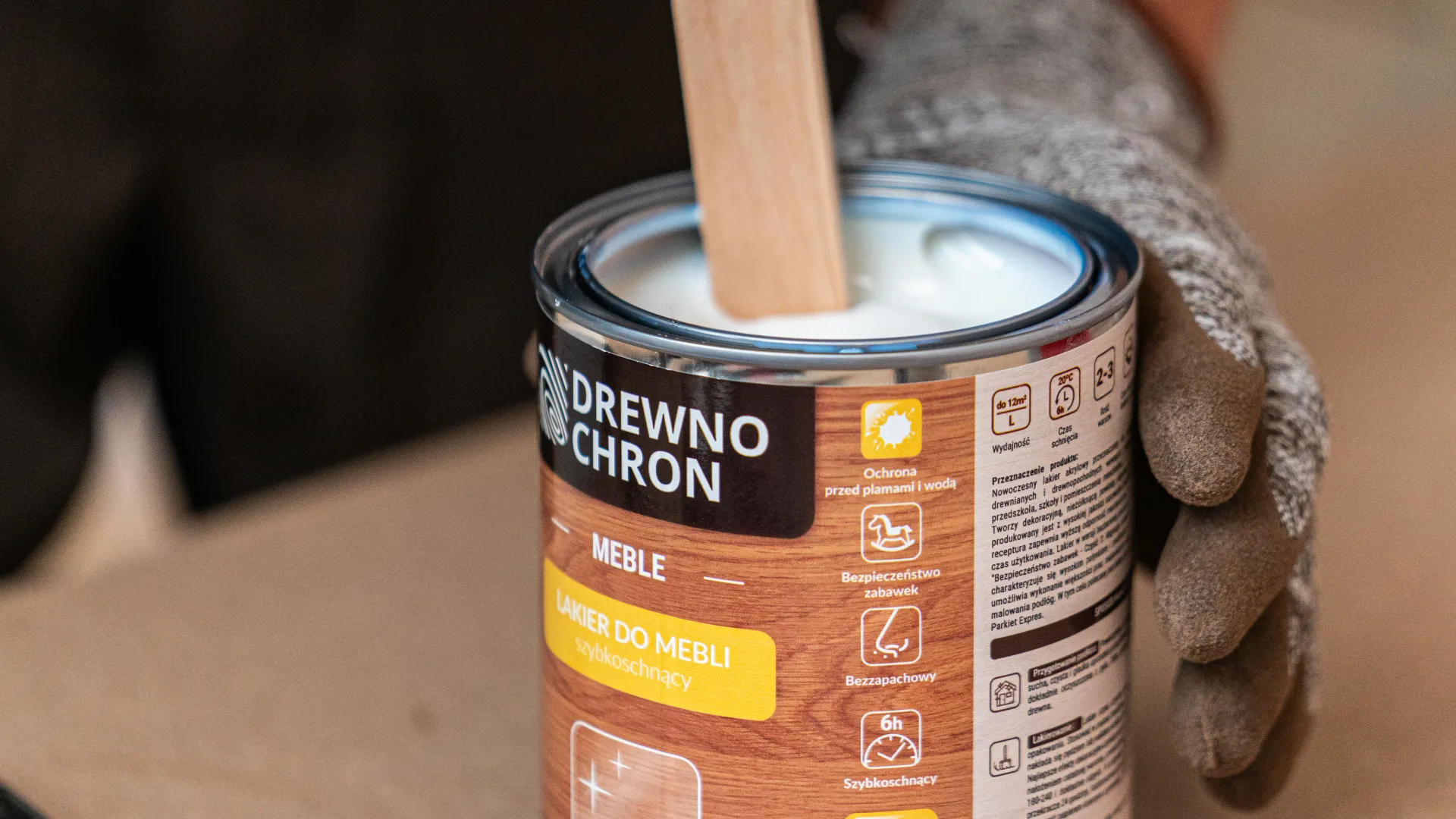 Mieszanie lakieru przed użyciem.