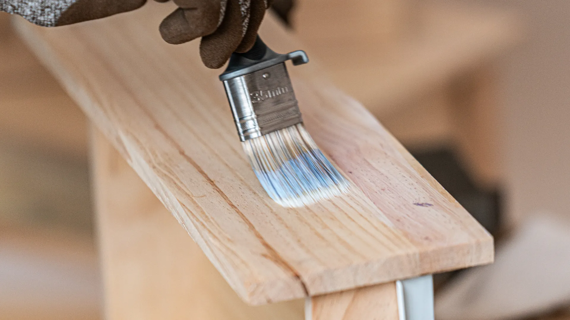 Lakierowanie elementów mebla przy użyciu Drewnochron Lakier do Mebli.