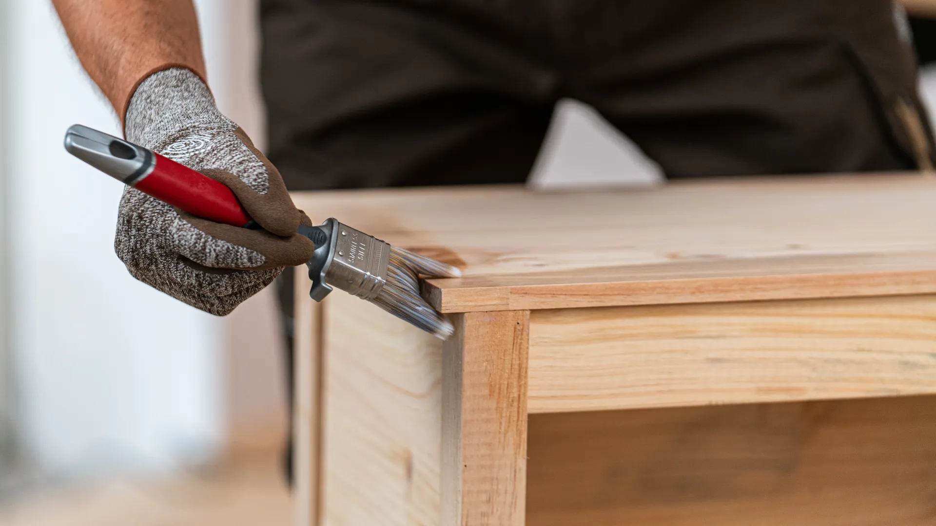 Nakładanie drugiej warstwy Drewnochron Lakier do Mebli.