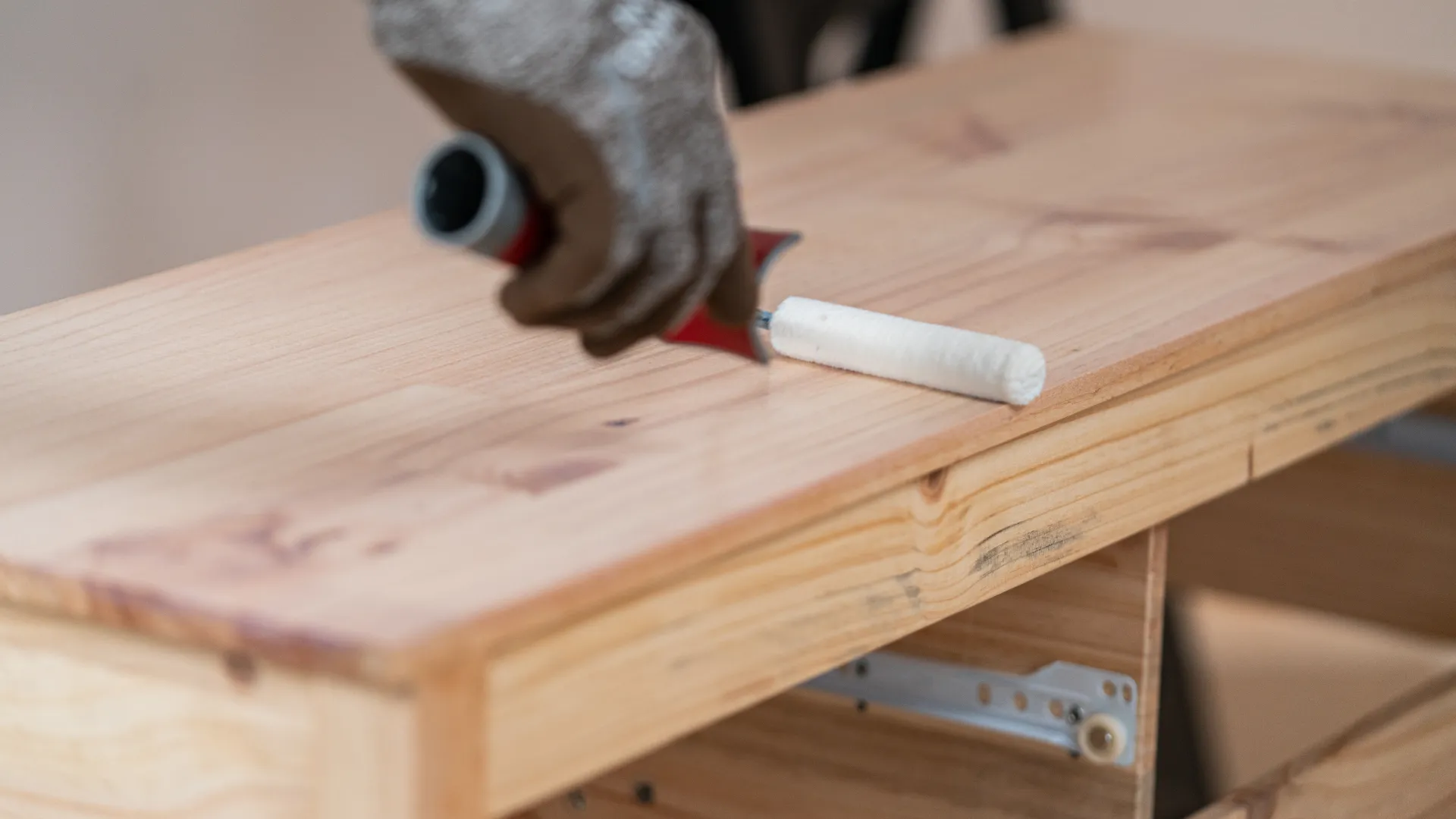 Nakładanie pierwszej warstwy Drewnochron Lakier do Mebli.