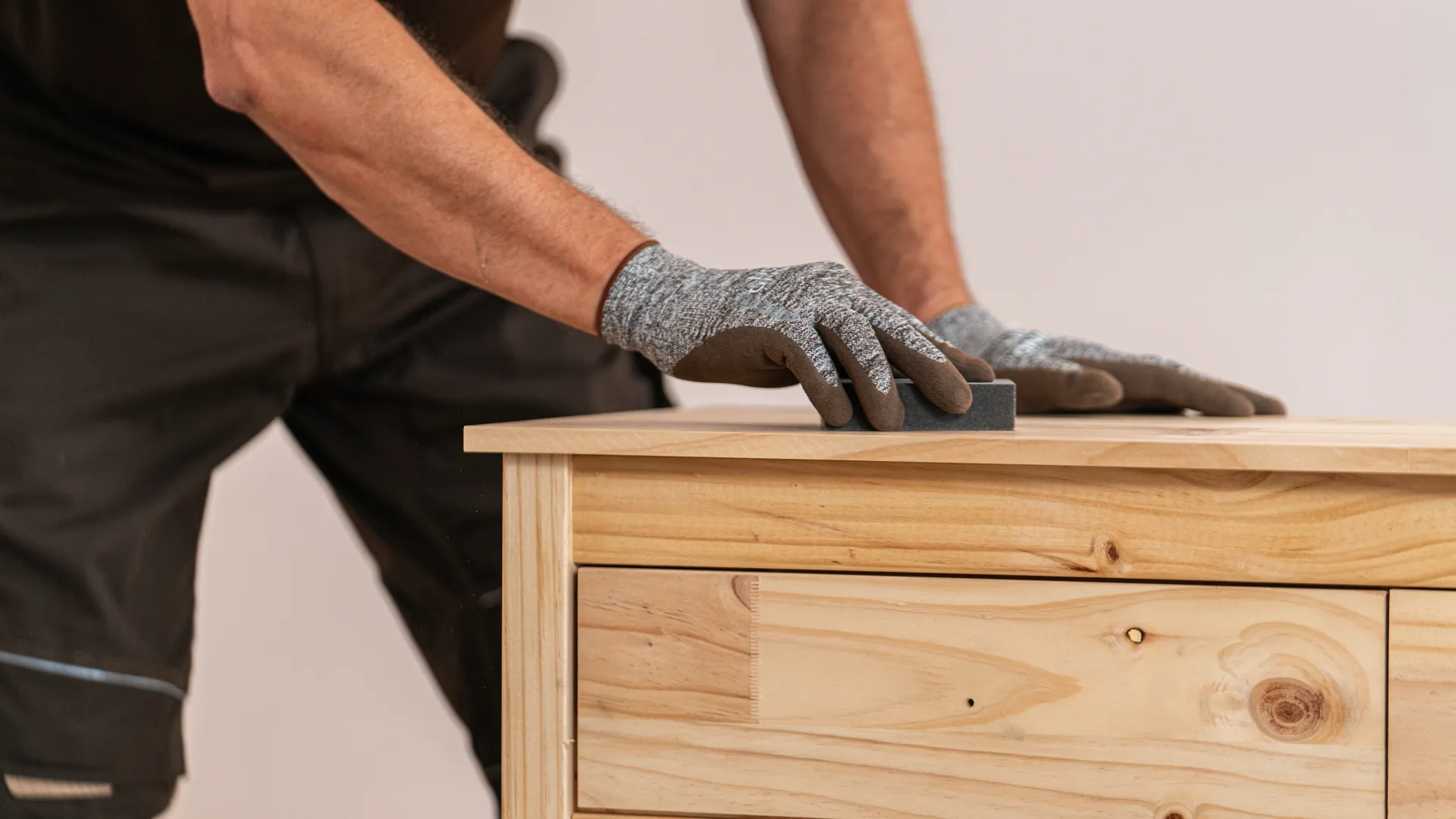 Szlifowanie drewna przed lakierowaniem.