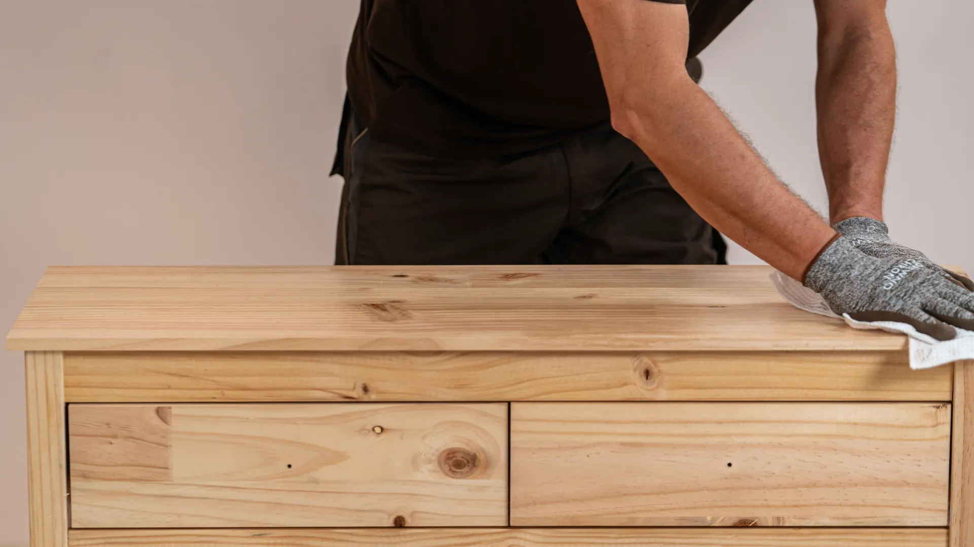 Czyszczenie mebla po szlifowaniu.