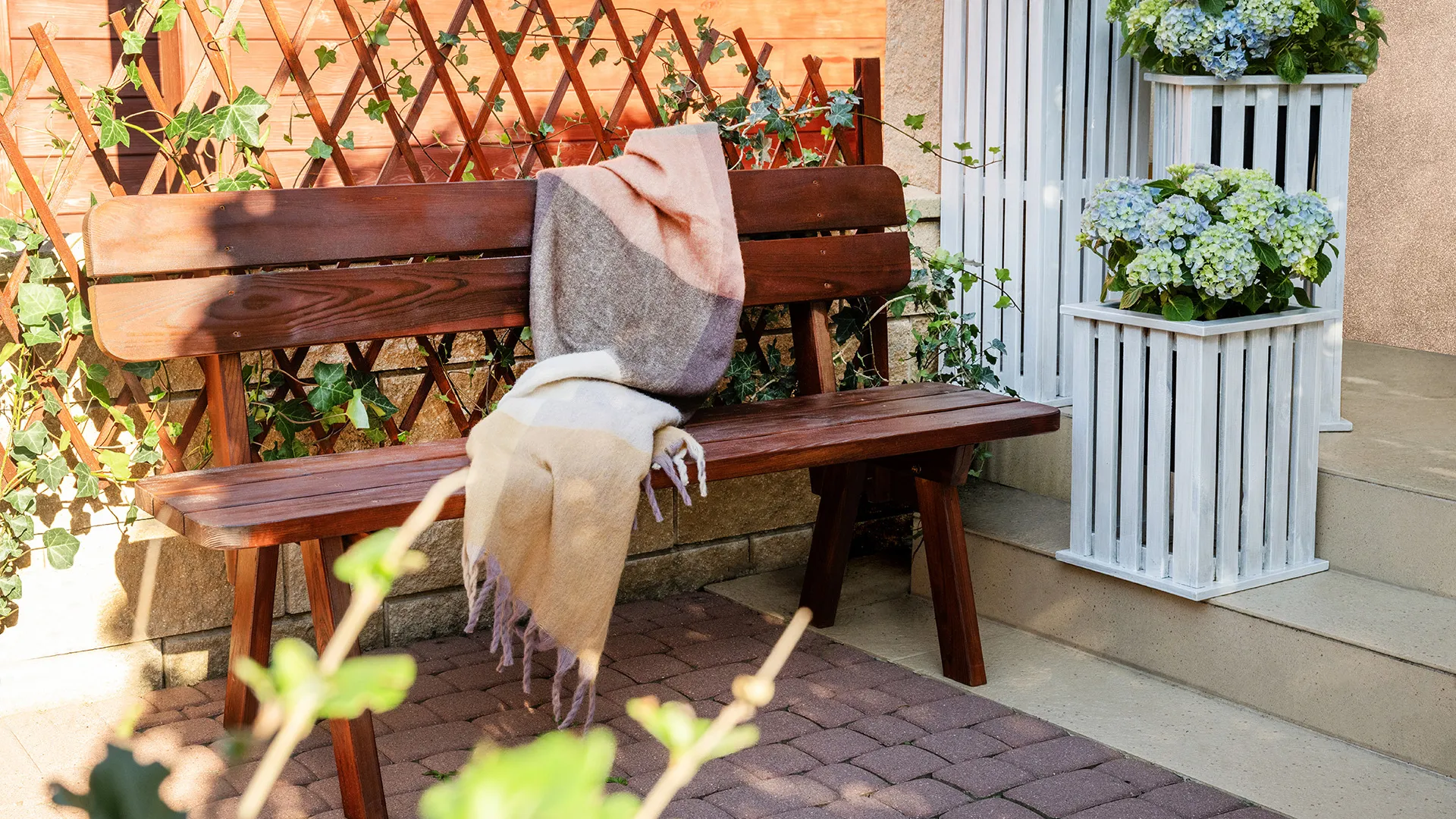 Drewniana ławka odnowiona przy użyciu Drewnochron Olej do Drewna w kolorze merbau