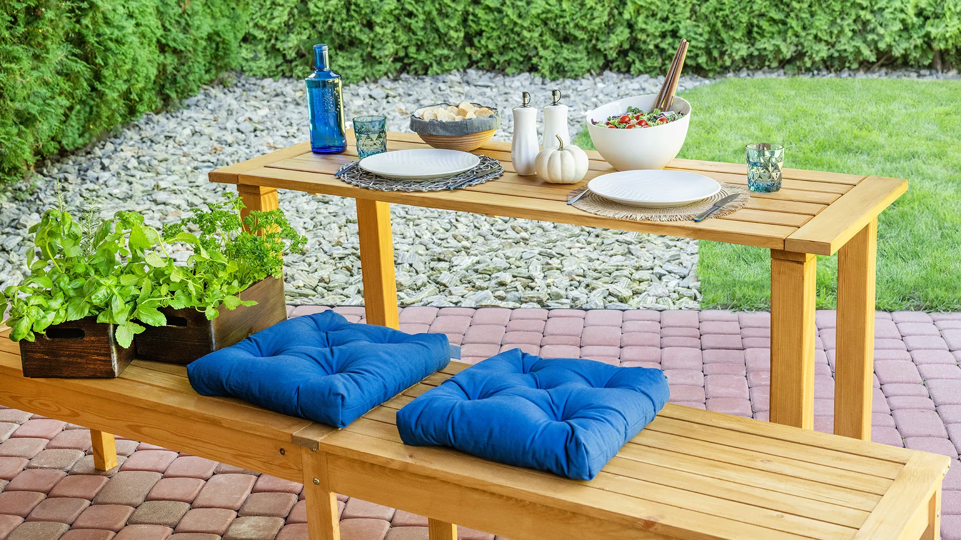 Drewniany stół i ława odnowione przy pomocy Drewnochron Impregnat Eco&Protection w odcieniu dąb jasny