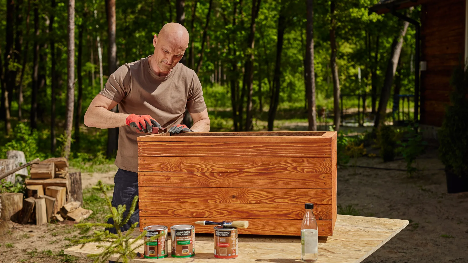 Dominik Strzelec zabezpiecza donicę ogrodową