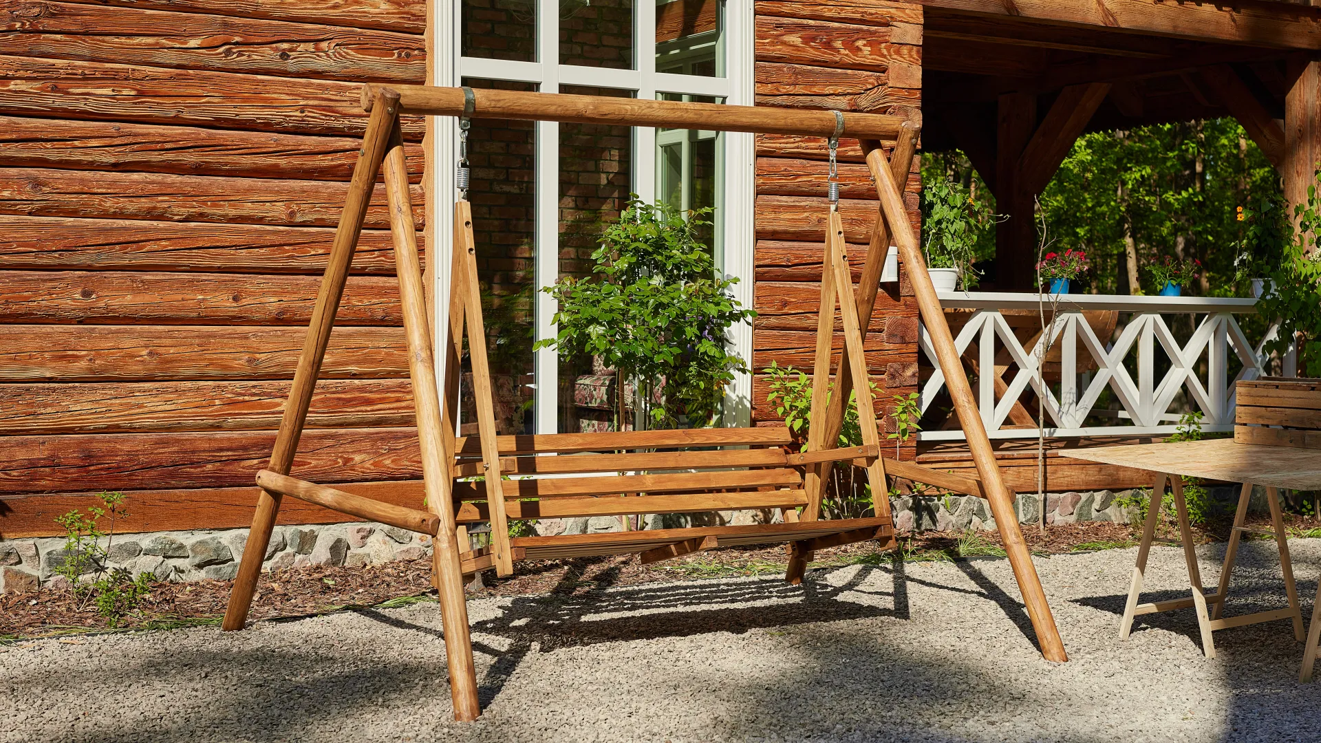 Pielęgnacja drewnianej huśtawki ogrodowej z Drewnochron Eco&Protection w kolorze orzech