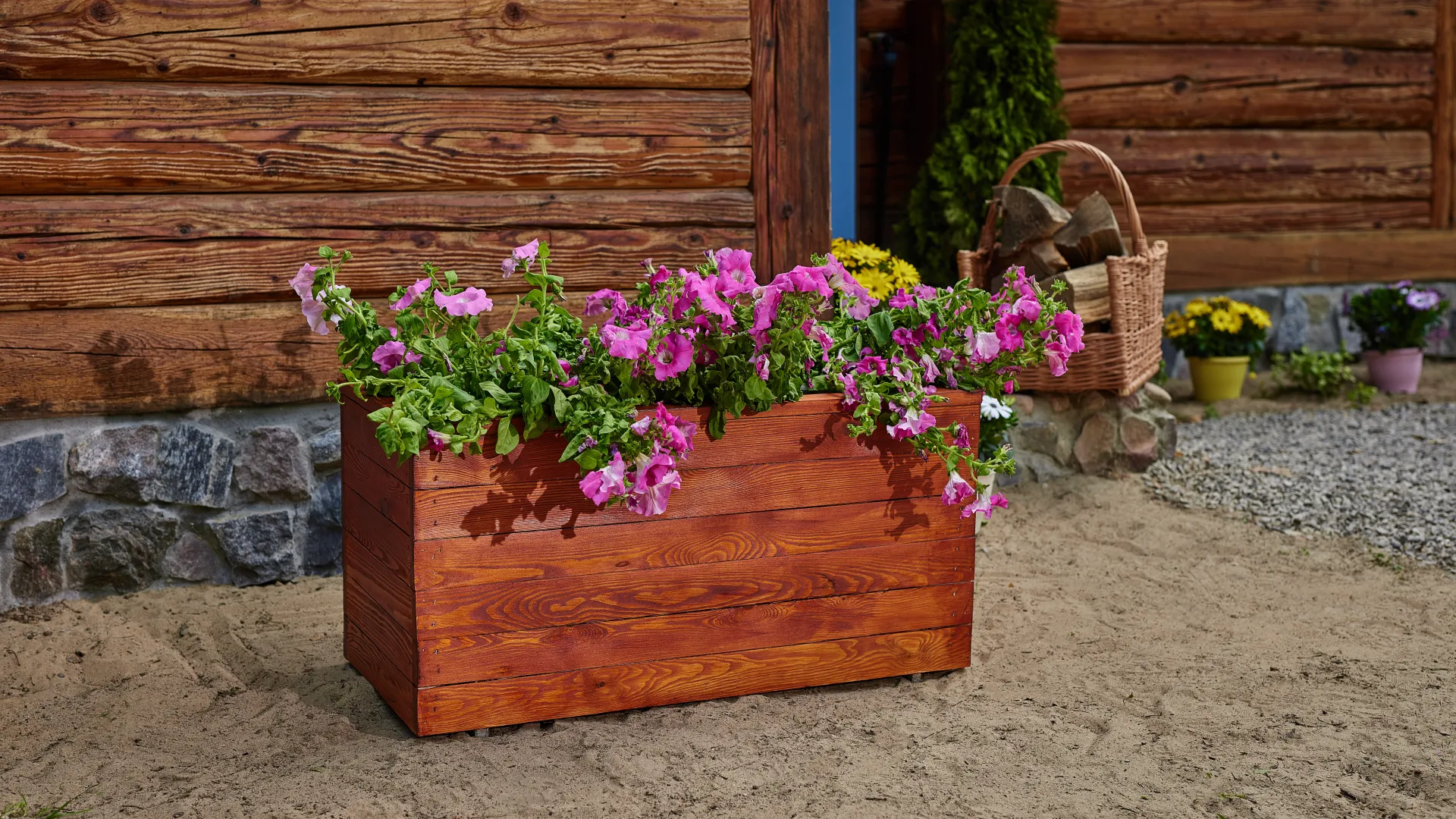 Odnowienie donicy ogrodowej z bezbarwnym Drewnochron Impregnat Grunt R i Drewnochron Lakierobejca 2W1 w odcieniu kasztan