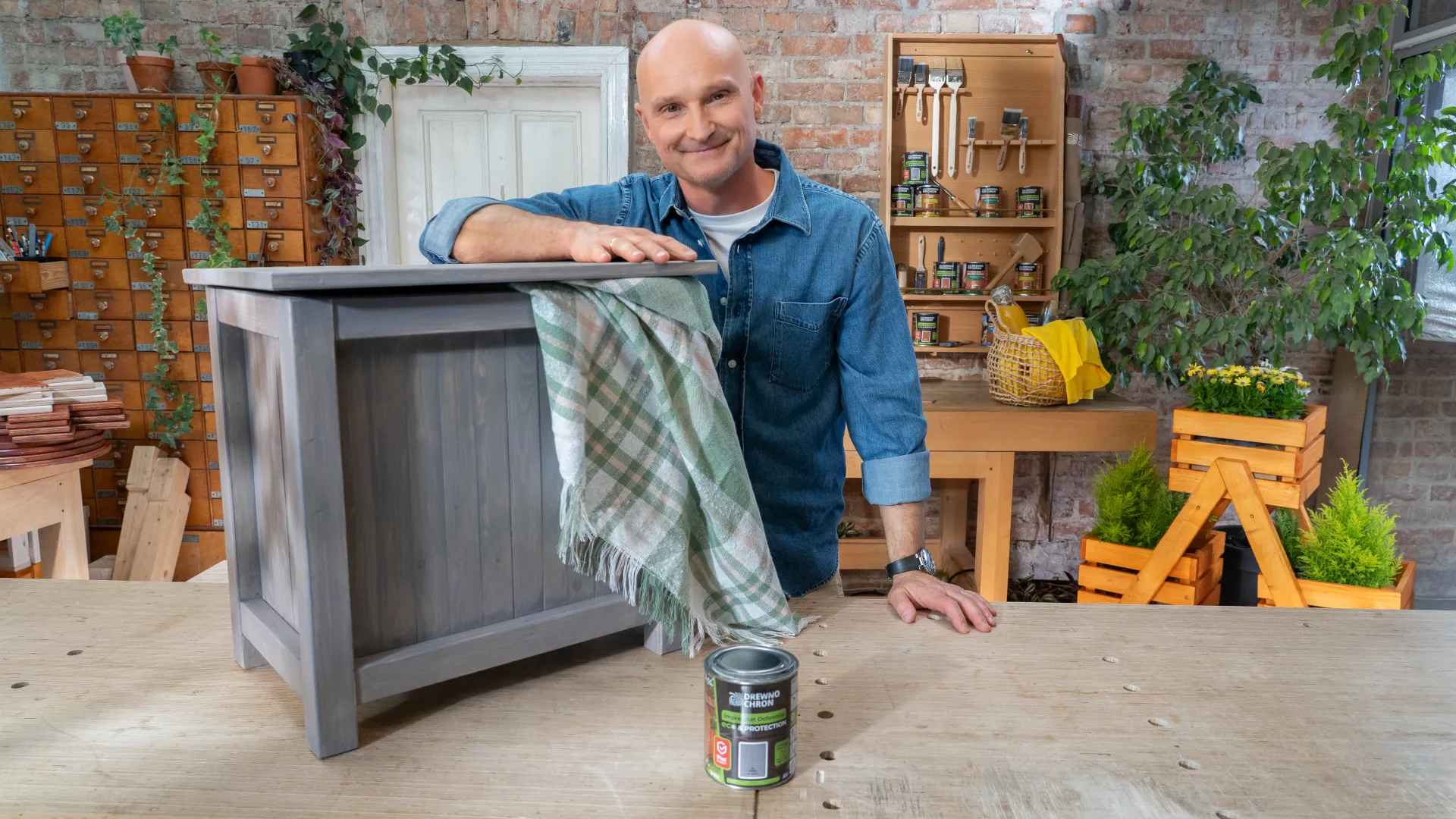 Dominik Strzelec zabezpiecza stołek ze schowkiem