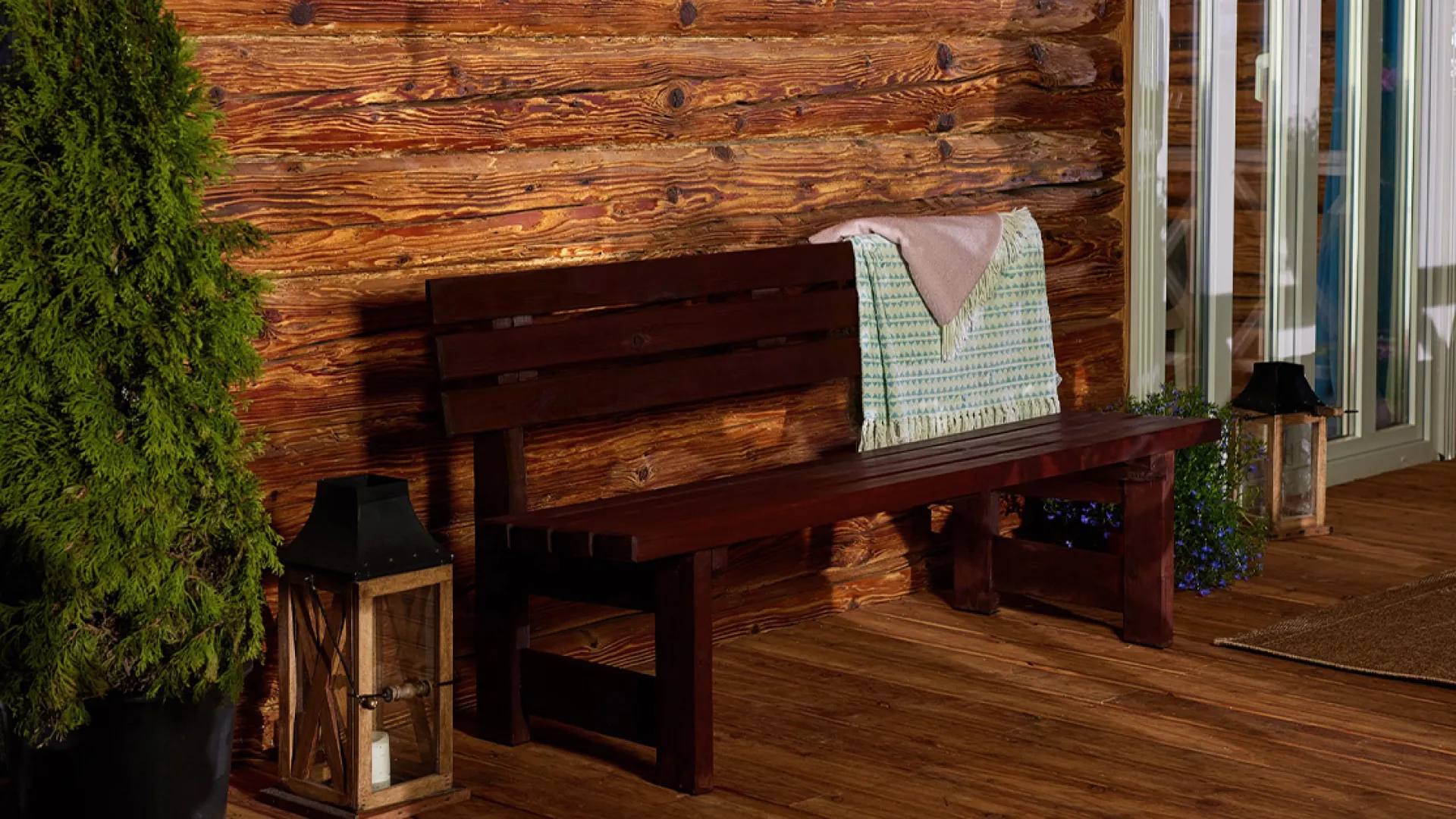 Ławka ogrodowa zyskała trwały kolor dzięki Drewnochron Impregnat Extra Powłokotwórczy