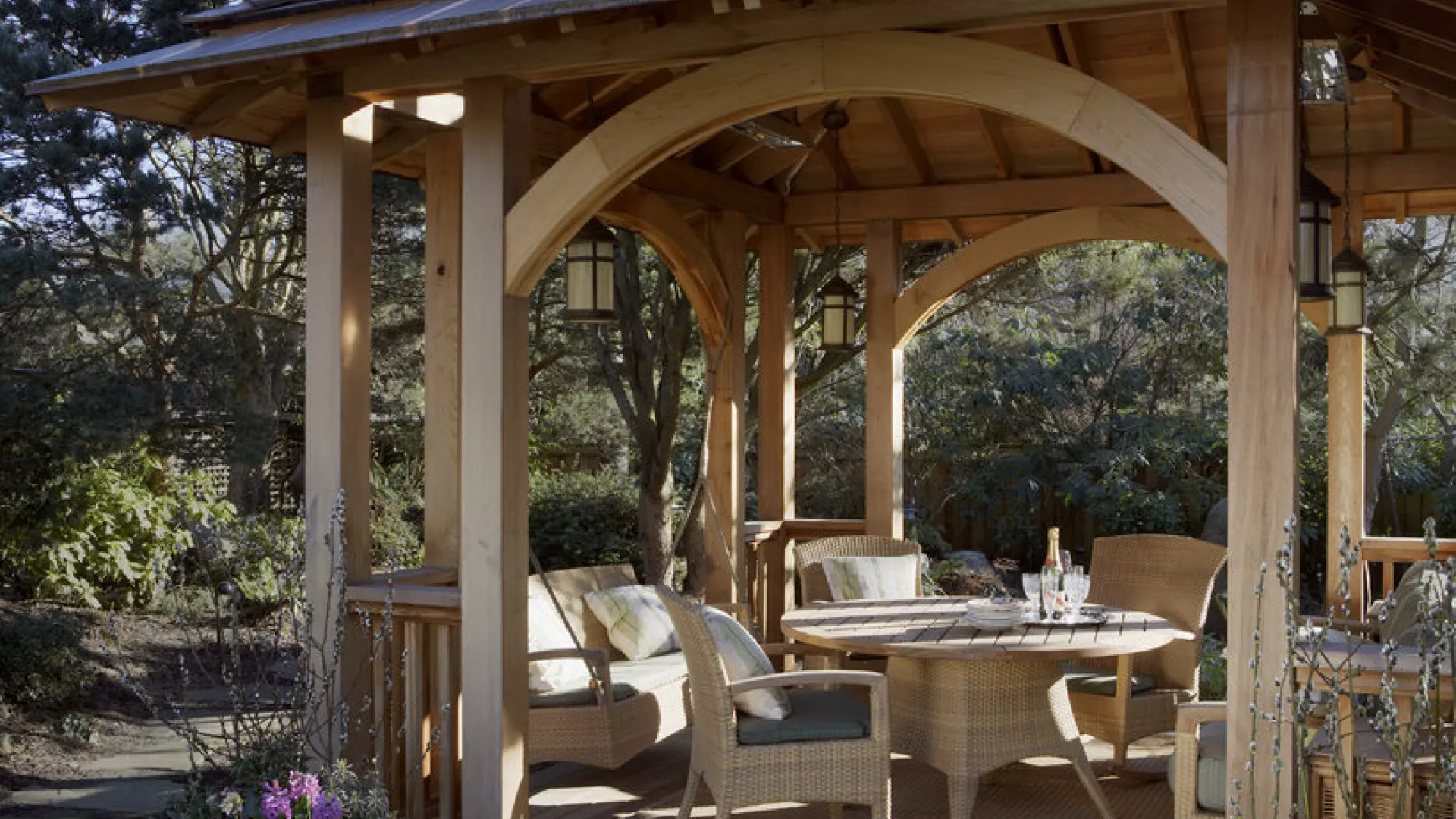 Altana ogrodowa zyskała dodatkową ochronę przed czynnikami atmosferycznymi dzięki Drewnochron Impregnat Extra Powłokotwórczy